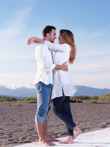 Glückliches Junges Verliebtes Romantisches Paar Hat Spaß Schönen Strand Einem — Stockfoto