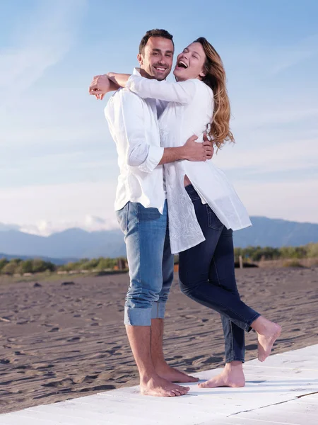 Feliz Pareja Romántica Joven Amor Divertirse Hermosa Playa Hermoso Día — Foto de Stock