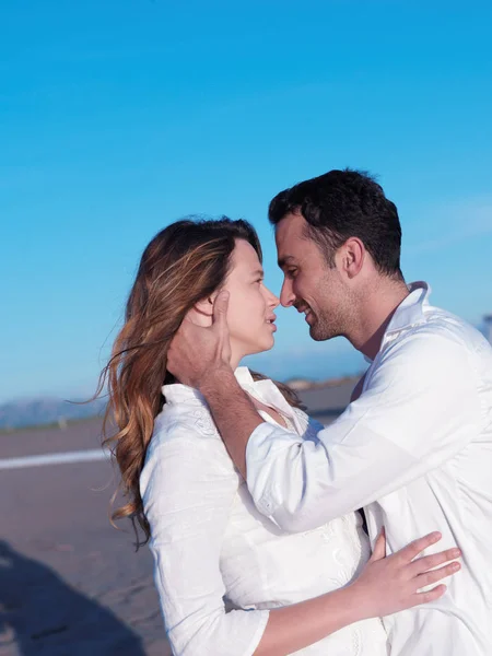 Feliz Pareja Romántica Joven Amor Divertirse Hermosa Playa Hermoso Día — Foto de Stock