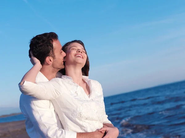 Mutlu Genç Romantik Bir Çift Güzel Bir Kumsalda Güzel Bir — Stok fotoğraf