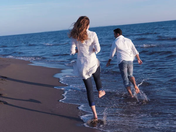 Счастливая Молодая Романтическая Влюбленная Пара Весело Проводит Время Красивом Пляже — стоковое фото