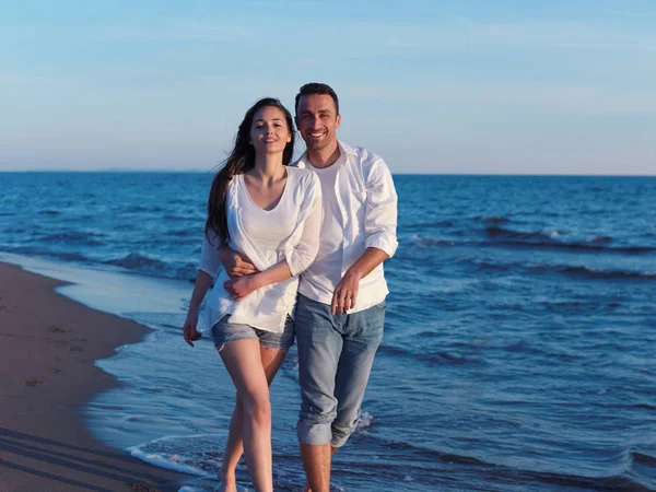 Feliz Jovem Casal Romântico Apaixonado Divirta Bela Praia Belo Dia — Fotografia de Stock