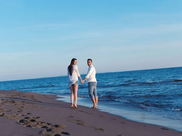 在美丽的夏日 快乐的恋爱中的年轻夫妇在美丽的海滩上玩得开心 — 图库照片