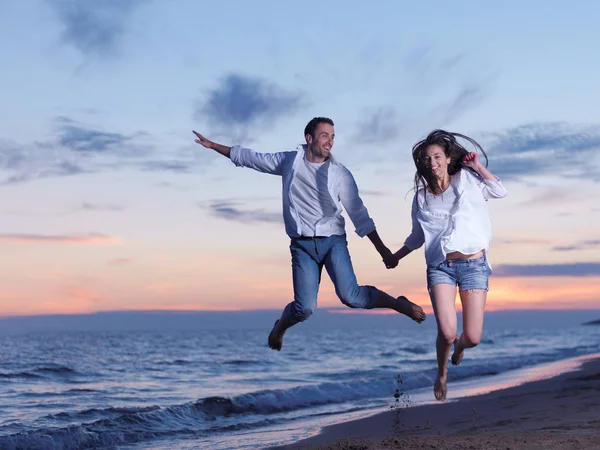 Glückliches Junges Verliebtes Romantisches Paar Hat Spaß Schönen Strand Einem — Stockfoto