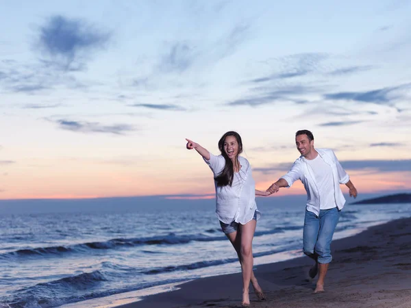 在美丽的夏日 快乐的恋爱中的年轻夫妇在美丽的海滩上玩得开心 — 图库照片