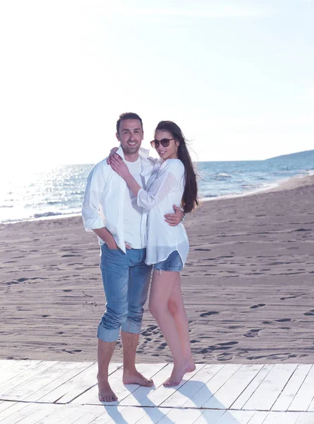 Feliz Pareja Romántica Joven Amor Divertirse Hermosa Playa Hermoso Día — Foto de Stock