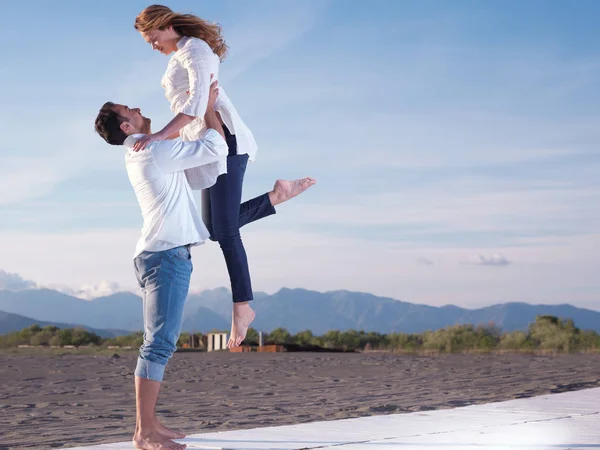 Feliz Pareja Romántica Joven Amor Divertirse Hermosa Playa Hermoso Día — Foto de Stock