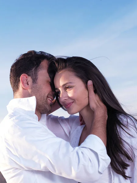 Felice Giovane Coppia Romantica Innamorata Divertirsi Sulla Bella Spiaggia Bella — Foto Stock