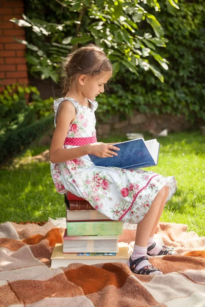 Pequeña Chica Vestida Lindo Sentada Sobre Una Pila Libros Leyendo — Foto de Stock