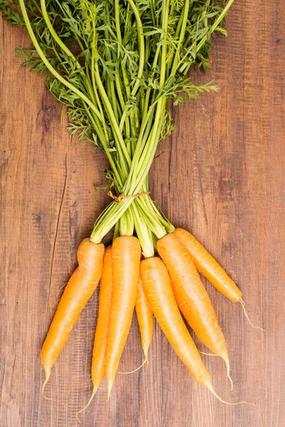 Морковь Зеленым Портретном Формате Доске — стоковое фото