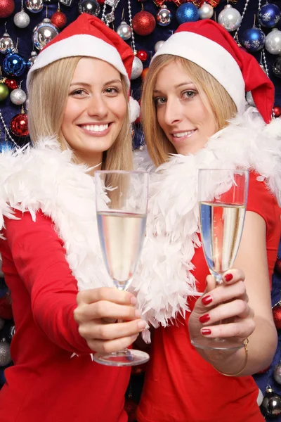 Frauen Weihnachtskostümen Und Einem Glas Sekt Stockbild