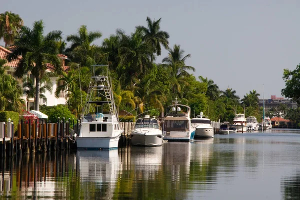 Αποβάθρα Βάρκα Ένα Κανάλι Στο Fort Lauderdale — Φωτογραφία Αρχείου