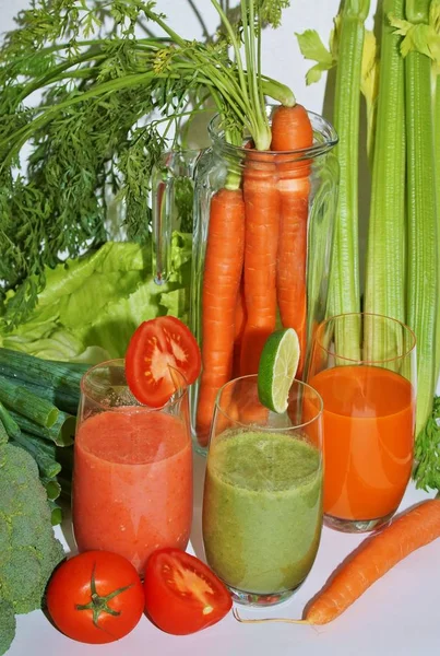 Grönsaksjuice Från Färska Ekologiska Grönsaker — Stockfoto