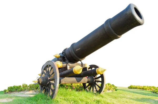 草の中を移動する車輪の大砲 タイの白を背景にした古代兵器 — ストック写真