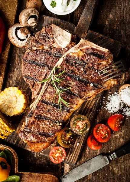 Gegrilde Bone Porterhouse Steak Smaak Gebracht Met Rozemarijn Een Rustieke — Stockfoto