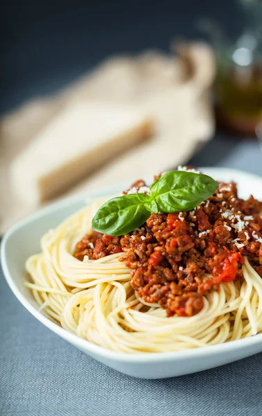 Espaguete Italiano Tradicional Bolonhesa Coberto Com Grelhado Com Queijo Parmesão — Fotografia de Stock