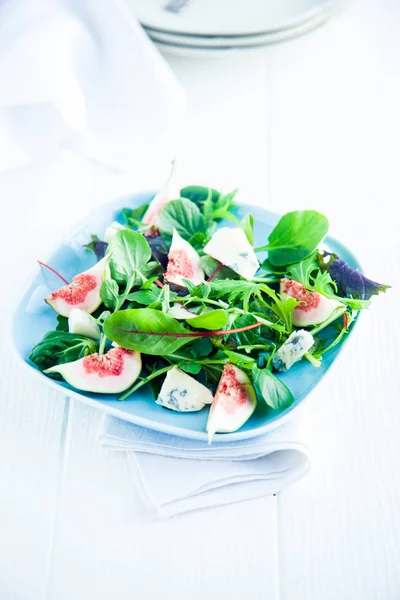 Salad Segar Pada Lempeng Terisolasi Putih Baik Untuk Vegetarian — Stok Foto