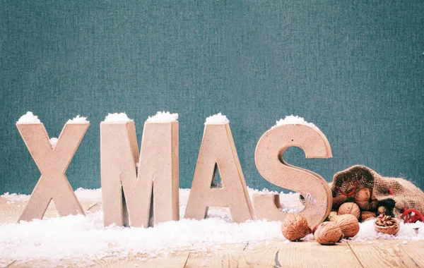 Kühler Winter Weihnachtshintergrund Mit Weißen Buchstaben Weißen Winterschnee Mit Walnüssen — Stockfoto