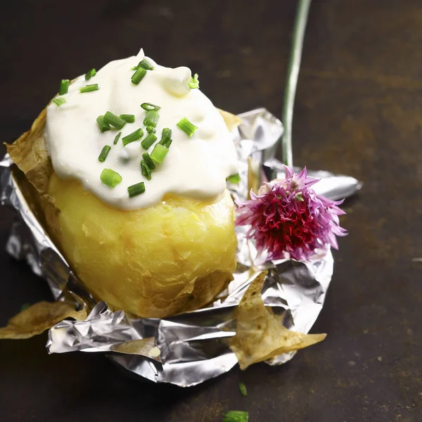 Foil Baked Potato Sour Cream Chopped Fresh Chives Flower Chive — Stock Photo, Image