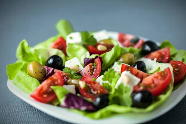 Düşük Açılı Taze Sağlıklı Akdeniz Salatası Yeşil Yapraklı Bir Yatakta — Stok fotoğraf