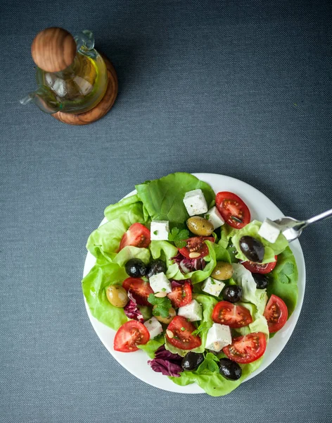 Köstlicher Mediterraner Oder Griechischer Salat Mit Salat Feta Käse Tomaten — Stockfoto