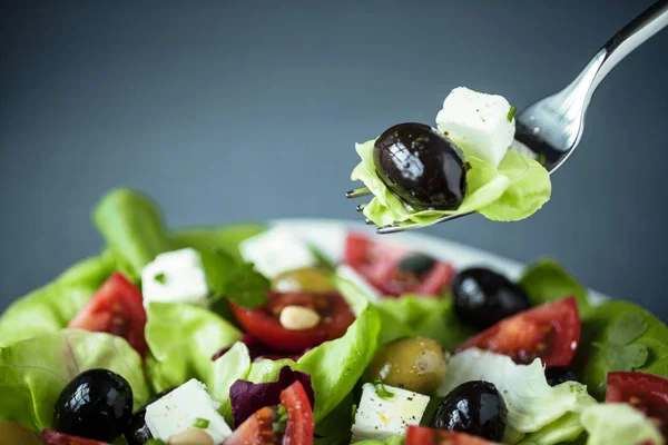 Sağlıklı Bir Yunan Salatasının Tadını Çıkarıyorum Peynir Zeytin Domatesleri Tavada — Stok fotoğraf