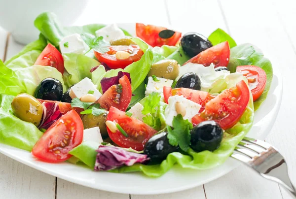 Teller Mit Frischem Salat Mit Feta Käse Tomaten Blattgemüse Und — Stockfoto