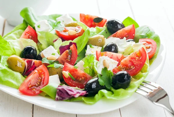 Planta Ensalada Fresca Con Queso Feta Tomate Verdura Frondosa Aceitunas —  Fotos de Stock