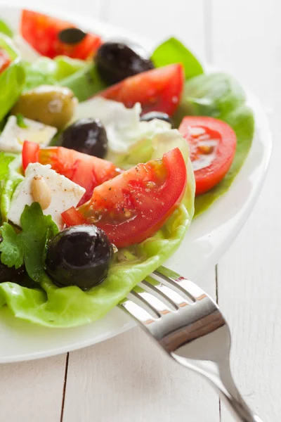 Taze Sağlıklı Vejetaryen Diyeti Bir Tabak Lezzetli Akdeniz Salatası Domates — Stok fotoğraf