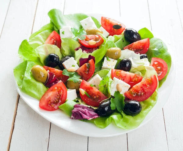 Salada Mediterrânica Fresca Com Queijo Feta Azeitonas Alface Ervas Frescas — Fotografia de Stock