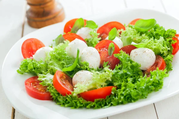 Deliciosa Salada Mussarela Saudável Com Pérolas Queijo Alface Frondosa Tomate — Fotografia de Stock