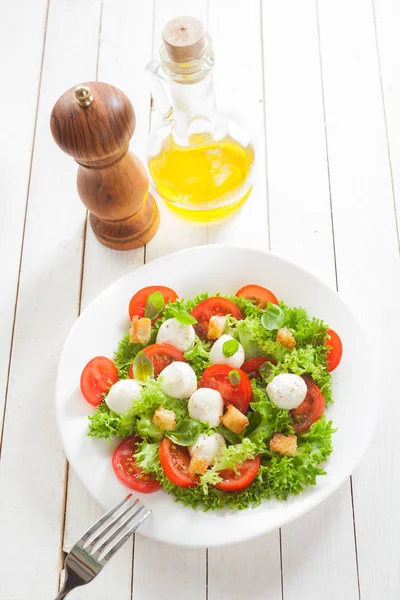 Italiaanse Salade Met Mozzarella Kaas Parels Tomaat Sla Kruiden Croutons — Stockfoto