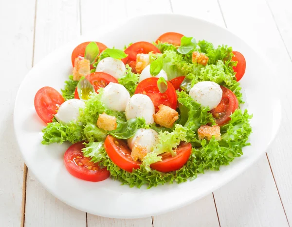 Čerstvý Italský Salát Mozzarellovými Perlami Hlávkovém Salátu Rajčaty Kamarádskými Křupavými — Stock fotografie