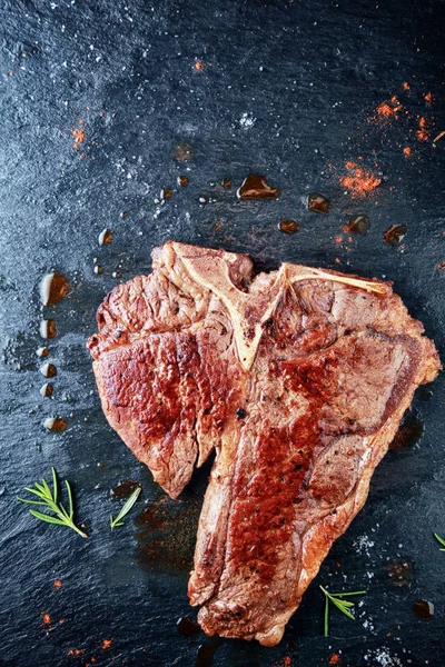 Carne Fresca Con Polvo Marinado Mesa Vendimia Añadir Volantes Carne — Foto de Stock
