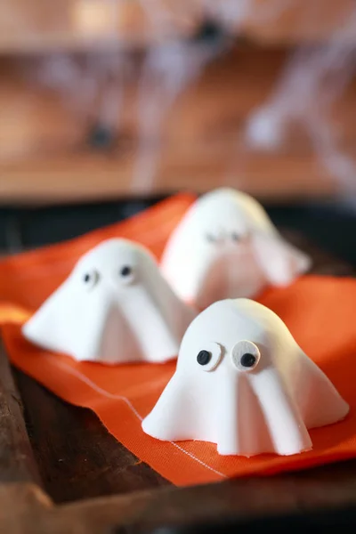 Decoración Fiesta Halloween Partir Masa Pastelería Doblada Forma Pequeños Fantasmas — Foto de Stock