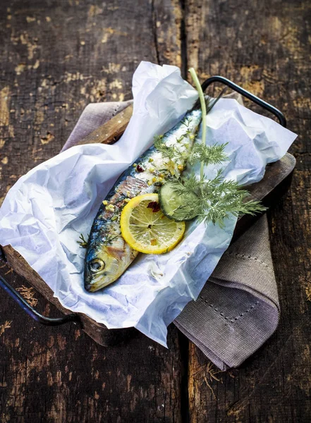 Delicioso Jantar Frutos Mar Peixes Assados Inteiros Com Tempero Ervas — Fotografia de Stock