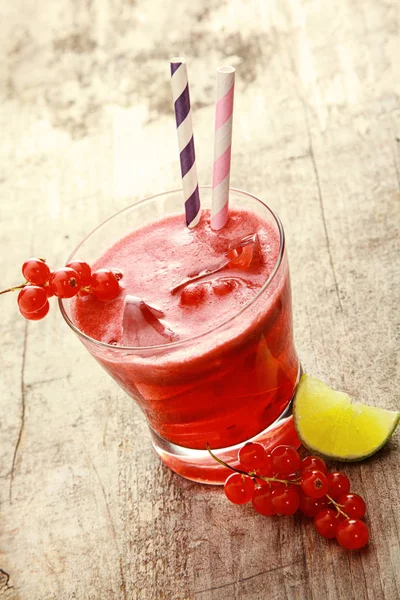 Tumbler Delicious Refreshing Redcurrant Juice Fresh Berries Lemon Wedge Rustic — Stock Photo, Image