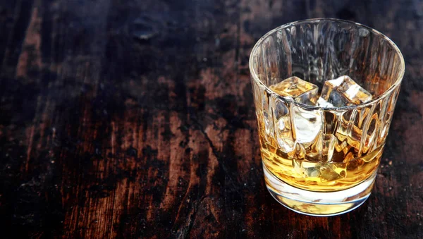 Close Van Een Glas Whisky Bourbon Whisky Met Ijsblokjes Een — Stockfoto