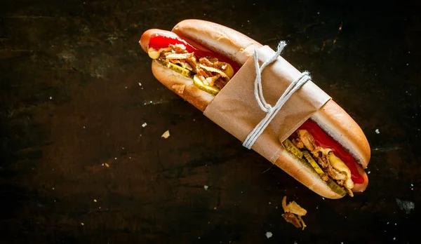 Hot Dog Všemi Ozdobami Uzenou Páskou Nakládanými Okurkami Salátem Hořčicí — Stock fotografie