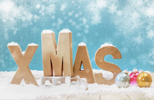 寒冷的寒冬圣诞背景 用木制字母写着圣诞大雪 圣诞灯笼裤色彩艳丽 雪花飘落在凉爽的蓝色背景下 还有彩色的空间 — 图库照片