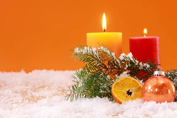 Fondo Cálido Navidad Con Temática Naranja Con Dos Velas Encendidas —  Fotos de Stock