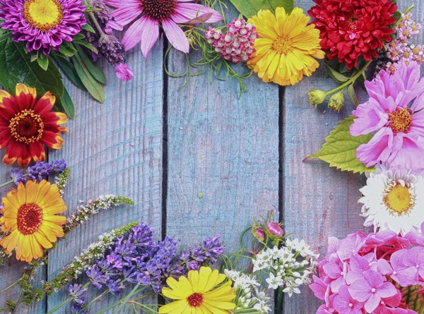 Taze Yaz Çiçeklerinin Renkli Çerçevesi Metin Için Kopyalanmış Mavi Tahta — Stok fotoğraf