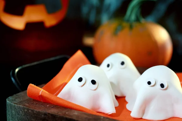 Bandeja Lindos Monstruos Halloween Fantasmas Hechos Masa Pastelería Para Una — Foto de Stock