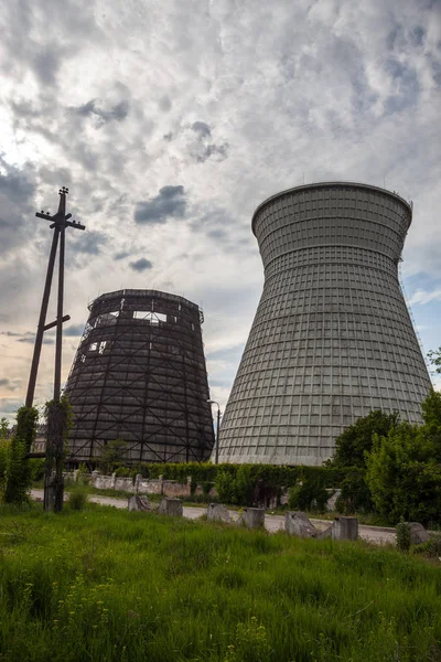 ウクライナのキエフにあるコージェネレーション工場の冷却塔 — ストック写真