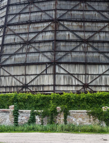 コージェネ工場旧冷却塔の壁 — ストック写真