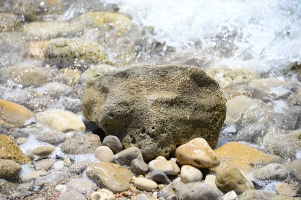 Tegels Het Strand Grijze Rotsen — Stockfoto