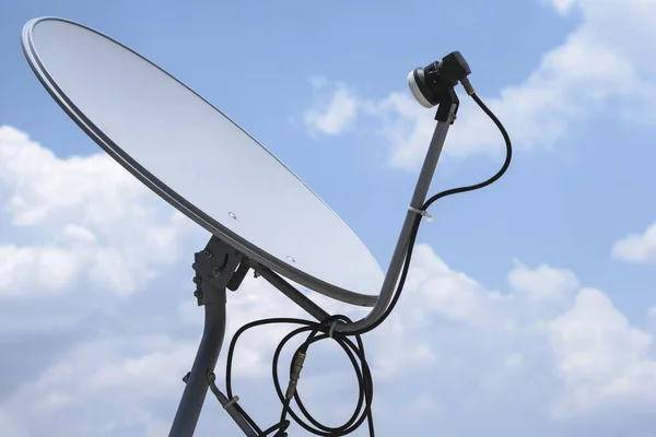 Vue Rapprochée Antenne Parabolique Contre Ciel Bleu Avec Des Nuages — Photo