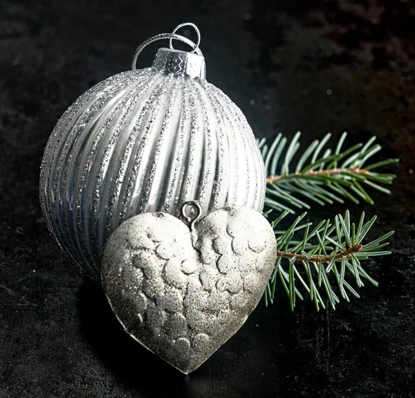 Detailní Záběr Texturované Vzorované Stříbrné Vánoční Ozdoby Srdce Srdíčkem Jedle — Stock fotografie