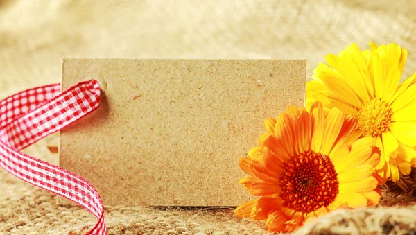 Gyönyörű Virágos Ajándék Címke Háttér Egy Üres Természetes Barna Címke — Stock Fotó