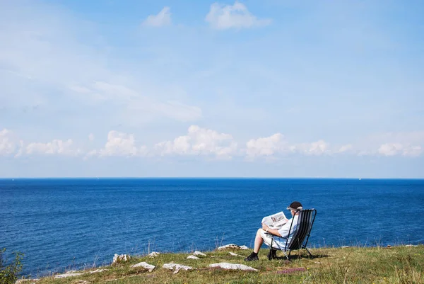 Hombre Sentado Periódico Lectura Sillas Playa Con Una Hermosa Vista —  Fotos de Stock